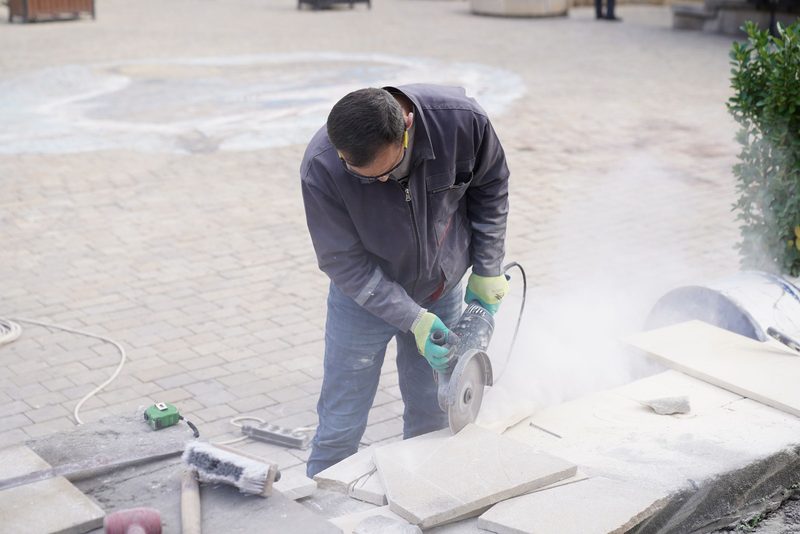 Řezání betonové dlažby na míru přímo na stavbě