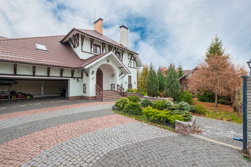 Vjezd k rodinnému domu – Svitavy, zámková dlažba Behaton 8 cm, colormix šedá/antracit